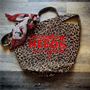 Leopard tote bag with bandana